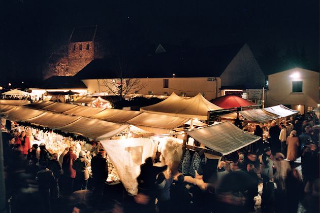 Am zweiten und dritten Adventswochenende findet auf einem der letzten Bauernhöfe Berlins ein traditioneller Weihnachtsmarkt mit Kunsthandwerk, Tieren, Bühnenprogramm und einer Märchenerzählerin statt.