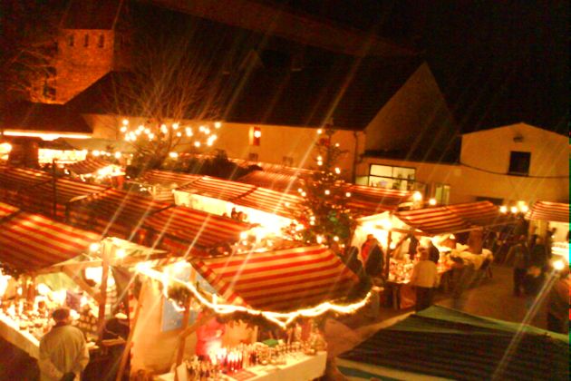 Am zweiten und dritten Adventswochenende findet auf einem der letzten Bauernhöfe Berlins ein traditioneller Weihnachtsmarkt mit Kunsthandwerk, Tieren, Bühnenprogramm und einer Märchenerzählerin statt.