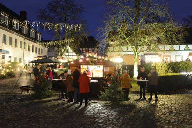 In und um Hameln können Sie zur Adventszeit viel erleben. Wie hier beim Kunsthandwerker-Weihnachtsmarkt auf Schloss Fürstenberg.