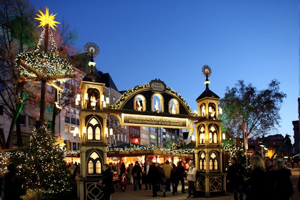 Der Weihnachtsmarkt in der Kölner Altstadt gilt als größter Weihnachtsmarkt Kölns.