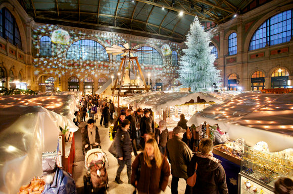 Der Zürcher Christkindlimarkt im Hauptbahnhof zählt zu den bekanntesten Weihnachtsmärkten in der Schweiz.