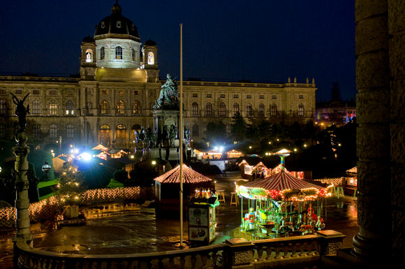 Weihnachtsmarkt vor dem Kunsthistorisches Museum in Wien bei Nacht