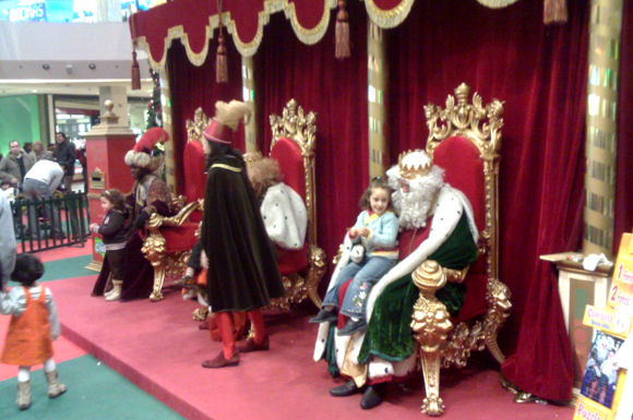 Kinder erzählen den Heiligen drei Königen ihre Wünsche.