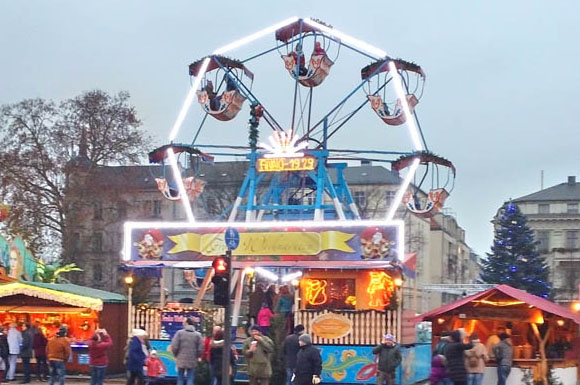 Der Weihnachtsmarkt in der Brandenburger Straße in Potsdam mit dem 13 Meter hohen Weihnachtsbaum vor dem Brandenburger Tor