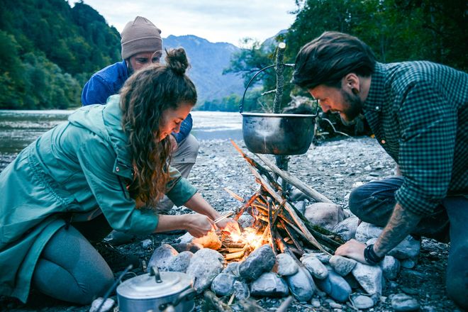 Aufregende Geschenkidee: "Back to the roots" heißt es beim Survival-Training im Wald.