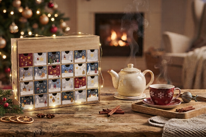 Vorfreude pur: Mit einer Tasse Tee in gemütlicher Atmosphäre die Adventszeit zu etwas ganz Besonderem machen.