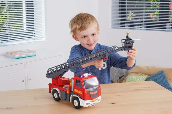 Mutige Feuerwehrleute ab vier Jahren können sich den Leiterwagen mit dem speziellen Schraubsystem selbst zusammenbauen.