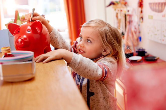 Wenn Paten oder Großeltern regelmäßig etwas zur Seite legen, können sich Kinder zur Volljährigkeit über ein attraktives Guthaben freuen.