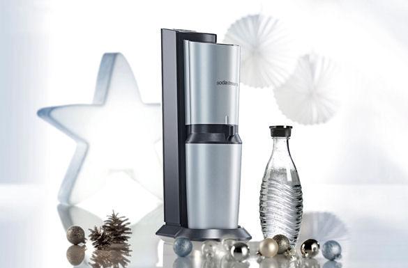 Der formschöne Trinkwassersprudler Crystal und die elegante Glaskaraffe sind ein hübscher Blickfang für jede Küche und das perfekte Geschenk.