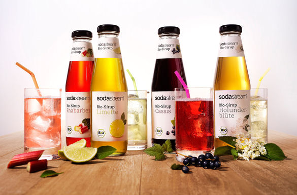 Der Biosirup von "SodaStream" ist in den Geschmacksrichtungen Rhabarber, Cassis, Holunder und Limette erhältlich - leckere Biolimonade einfach frisch selbst machen.