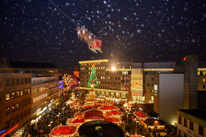 Der „Fliegende Weihnachtsmann“ ist auch in diesem Jahr eine der Attraktionen auf dem Bochumer Weihnachtsmarkt.
