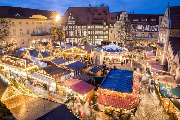 Von oben betrachtet sieht der Braunschweiger Weihnachtsmarkt besonders festlich aus.