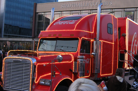 Die Coca-Cola Weihnachtstruck Weihnachtstour auf dem Stadthallenvorplatz in Cottbus