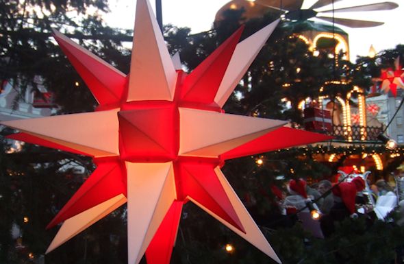 Zum Weihnachtsmarkt der 1000 Sterne sind die Herrnhuter Sterne in den Cottbus-Farben rot-weiß nicht zu übersehen.