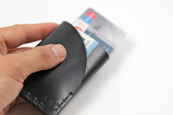 Der kompakte Slim Wallet bietet Platz für mindestens zwölf Karten und ein zweites Fach für Geldscheine oder weitere Karten.