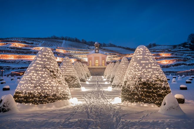 Lichterglanz im sächsischen Elbtal: Das schneebedeckte Ensemble von Schloss Wackerbarth macht Lust auf wärmenden Genuss.