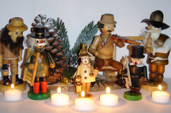 Räuchermännchen in Weihnachtsstimmung