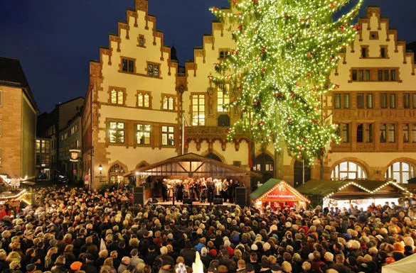 Wahrzeichen des Frankfurter Weihnachtsmarktes ist der riesige Weihnachtsbaum, der mit seinen rund 5.000 Lichtern und 500 Schleifen festliche Stimmung verbreitet.