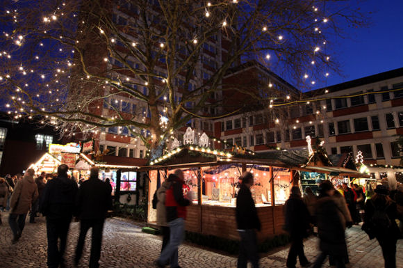 Weihnachtsmarkt rund um das Stadthaus