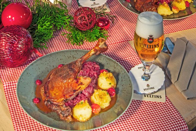 Nicht nur zu Hause, sondern auch in der Gastronomie kommt zu Weihnachten die Gans mit Rotkohl und Klößen gerne auf den Tisch.