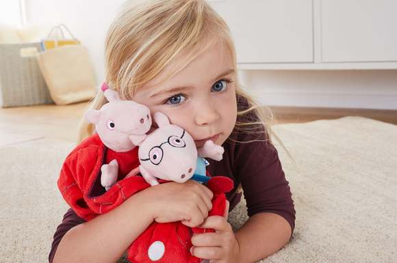 Fernsteuern oder Kuscheln? Mit den kleinen Ferkelchen und dem flauschigen Familienfahrzeug kann man beides.
