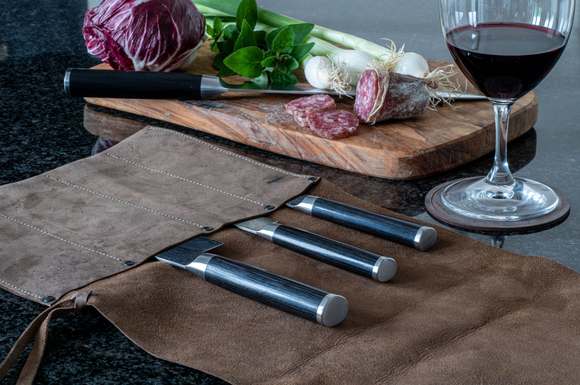 Schöne Kochmesser und edle Küchenhelfer sollten nicht in die Besteckschublade. Messertaschen etwa aus Leder sind die bessere Aufbewahrungsoption.