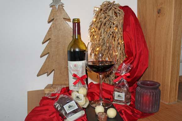 Für alle, die es sich an einem Winterabend gerne auf dem Sofa gemütlich machen, gibt es mit diesem Set aus Wein und Pralinen die richtigen Zutaten.