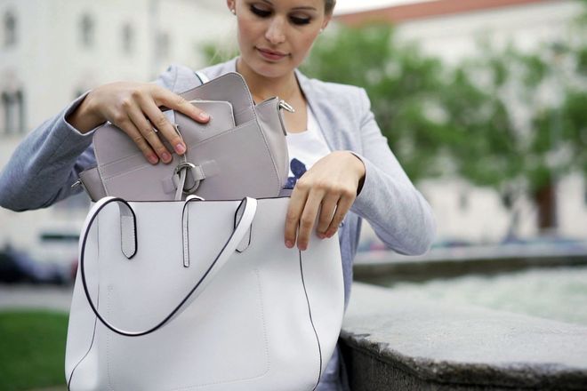 Dank des flexiblen und weichen Materials passt sich die kleine Bag jeder Handtasche an.
