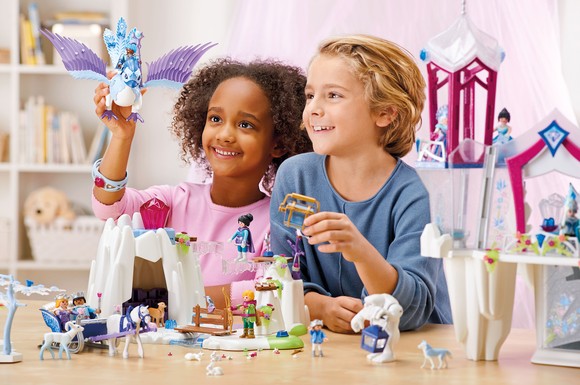 Die Spielwelt "Kristallpalast" verwandelt Kinderzimmer in eine Welt voller Magie - mit Prinzen und Prinzessinnen, leuchtenden Kristallen und der großen Liebe über alle Grenzen hinweg.