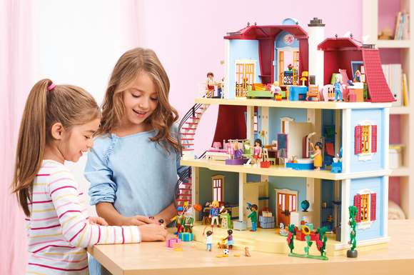 Das Puppenhaus lädt Kinder zum kreativen Rollenspiel rund um das Familiengeschehen ein und macht den Traum vom eigenen Heim wahr.