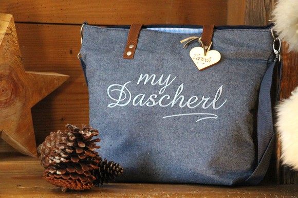 Die schöne Stickerei macht die Schultertasche aus hochwertigem Leinen zu etwas ganz Besonderem.