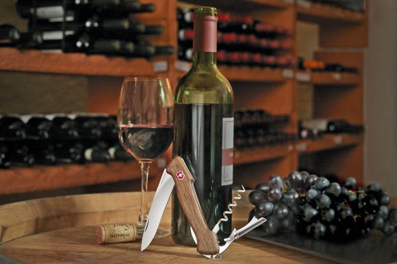 Präsent für Weinliebhaber: Mit einem speziellen Korkenzieherset können sie Flaschen besonders einfach und sicher öffnen.