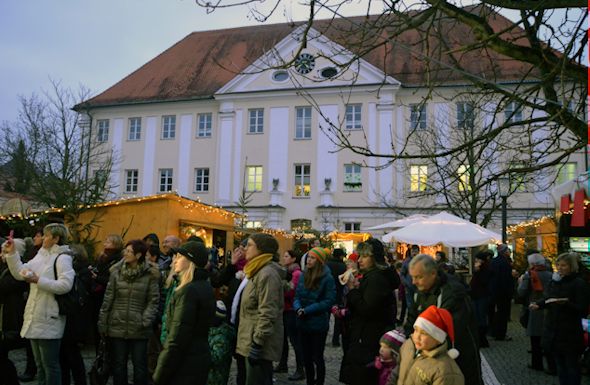 Bildunterschrift 1: Die Günzburger Altstadtweihnacht findet wieder im Dossenbergerhof statt.