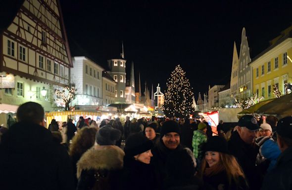 Beim traditionellen Nikolausmarkt auf dem Marktplatz am Freitag bieten rund 50 Aussteller weihnachtliche Artikel an.