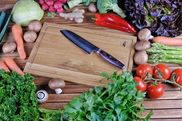 Gegen das intensive Aroma, beispielsweise von Zwiebeln oder Knoblauch, hilft es, das Schneidebrett mit Natron abzureiben und dann mit heißem Wasser abzuwaschen.