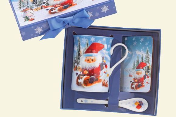 Das komplette Geschenkset "Fahrt in die Weihnacht" - bestehend aus Keramiktasse, Untersetzer und Keramiklöffel - gibt es in der Geschenkbox für 17,95 Euro im Online-Shop.