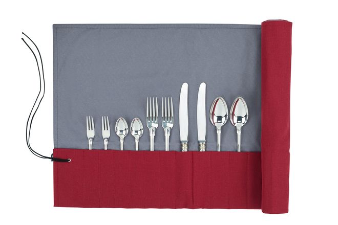 In einer Besteckwickeltasche werden hochwertige Messer, Gabeln und Löffel platzsparend und geschützt verstaut.