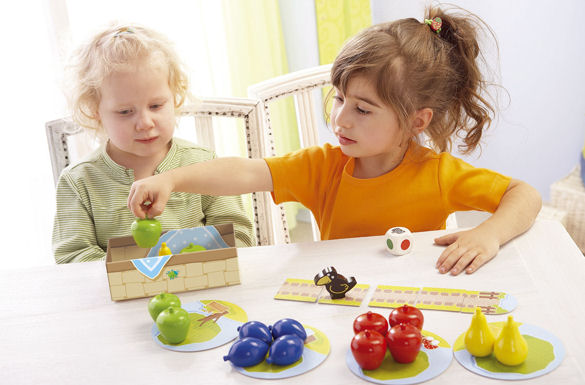 Spielespaß für Kinder ab zwei Jahren: Das bunte Material ist aus Holz oder griffiger Pappe und speziell für Kinderhände gemacht.