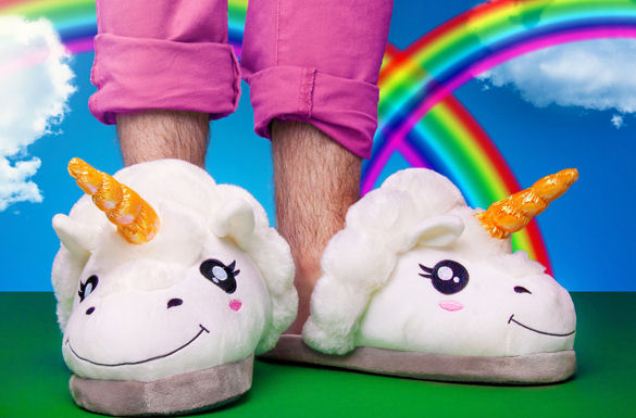 Wer die Unicorn Slippers zu Weihnachten geschenkt bekommt, kann seine Füße danach in zwei kuschelige Einhornköpfe stecken.