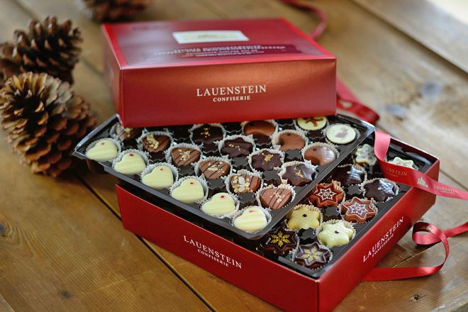 Die Weihnachtsauslese enthält auf zwei Lagen köstliche Pralinen von Zimt-Nougat, Eierweinbrand über Weihnachtssahnetrüffel bis hin zu Karamell.