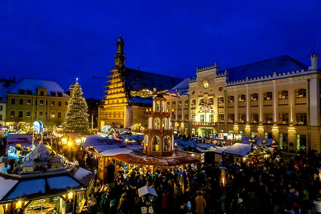Der große leuchtende Weihnachtsbaum schmückt den Zwickauer Hauptmarkt in der stimmungsvollen Adventszeit.