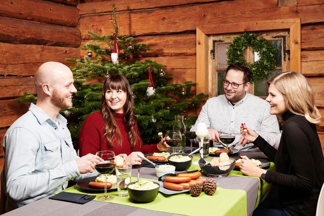 Endlich wieder unbeschwert mit Freunden Weihnachten feiern: Heiligabend kommt dabei oft Kartoffelsalat mit Würstchen auf den Tisch.