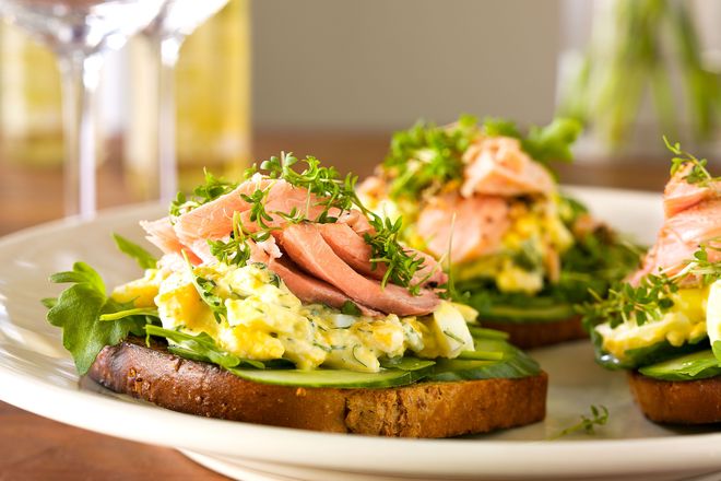 Saftig frischer Lachs auf kernigem Bröd: So schmeckt Schweden.