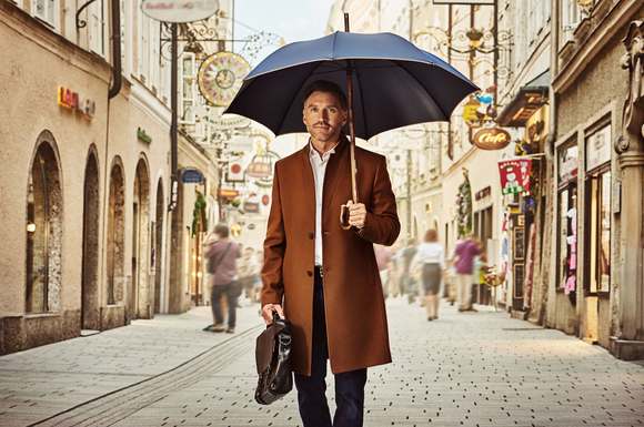 Ein Schirm komplettiert das Gesamtoutfit und sollte passend zu anderen Accessoires gewählt werden.