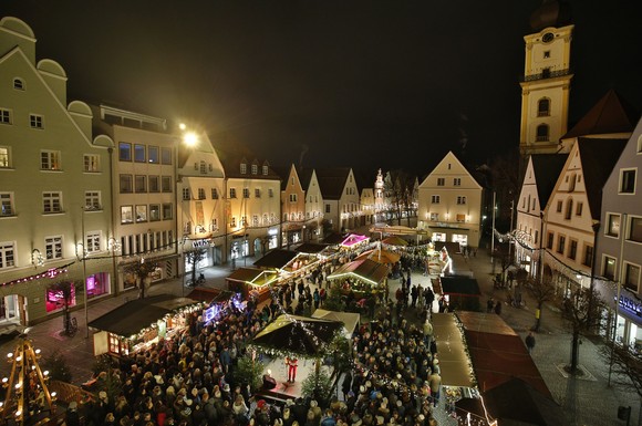 Weidens Marktplatz erstrahlt im festlichen Lichterglanz beim Christkindlmarkt.