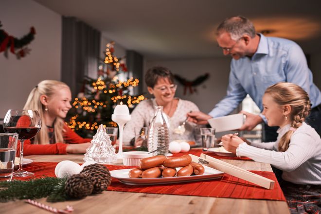 Die Zubereitungsarten für den Kartoffelsalat an Heiligabend können sehr unterschiedlich sein, eine leckere Bockwurst gehört in jedem Fall dazu.