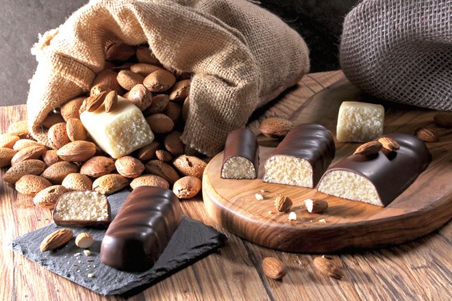 Köstliche Marzipanbrote: Ein feiner Schokoladenmantel umhüllt das Edelmarzipan mit 60 Prozent Mandeln.