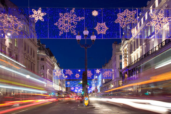 Die Regent Street in London im weihnachtlichen Lichterglanz