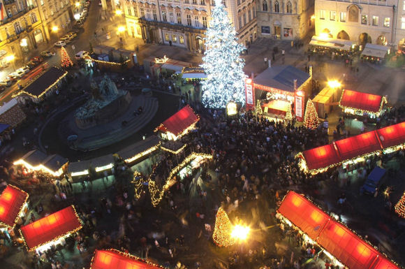 Blick auf den Weihnachtsmarkt in Prag