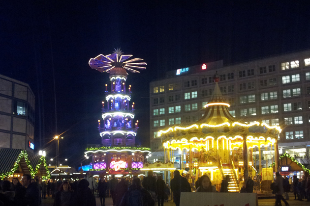 Zur Adventszeit erstrahlen viele Innenstädte in einem weihnachtlichen Lichterglanz. Das Bild zeigt die Pyramide und das Karussell auf dem Weihnachtsmarkt am Alexanderplatz in Berlin Mitte.